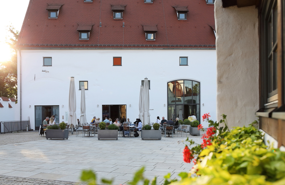 Zehntstadel im Sommer - Gastronomie im Schlosshof