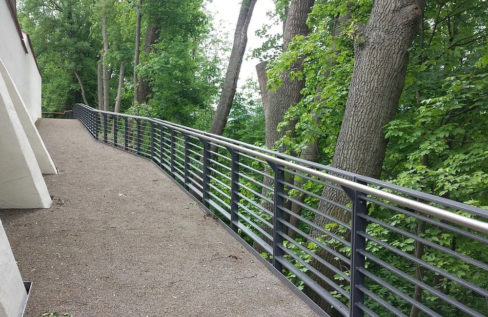 Neuer Panoramasteg an der Stadtmauer – Barrierefrei kann über den neuen Steg von  der Jakob-Wehe-Pforte zur Schießgraben-Straße  an der Stadtmauer entlang spazieren.  