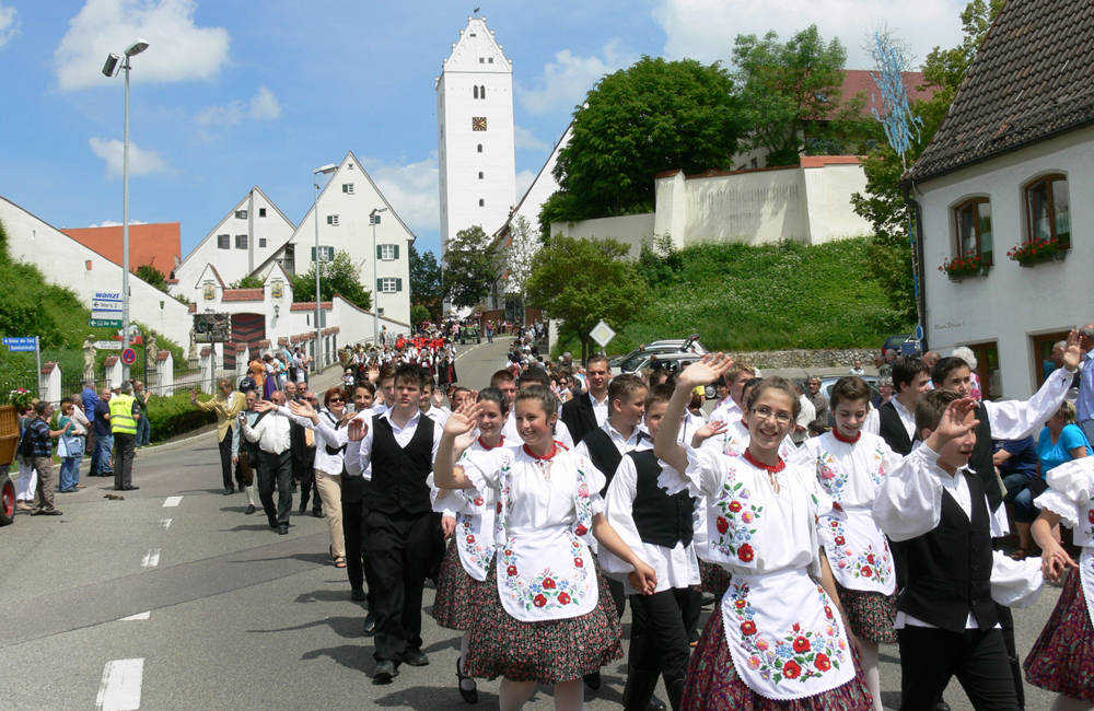 Ungarische Jugendliche beim Jubiläumsumzug der Stadtkapelle